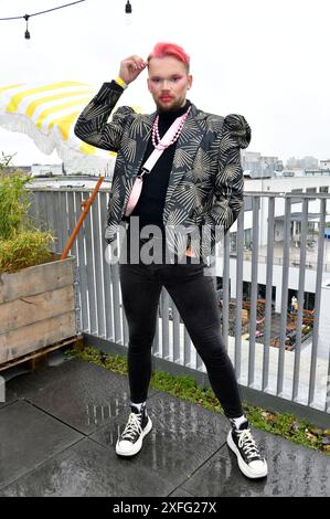 Luca Valentino beim Mates Date Influencer Event auf der Berlin Fashion Week S/S 2025 im Atelier Rooftop. Berlino, 02.07.2024 *** Luca Valentino all'evento Mates Date Influencer 2025 della Berlin Fashion Week presso Atelier Rooftop Berlin, 02 07 2024 foto:Xn.xKubelkax/xFuturexImagex MATS 4641 Foto Stock