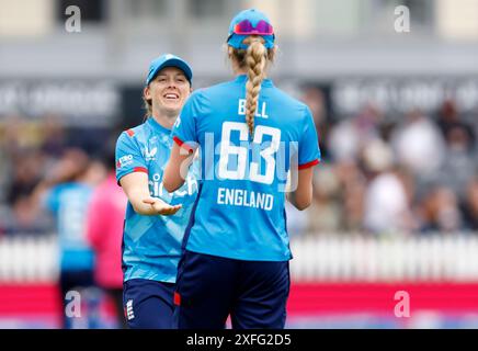 L'inglese Heather Knight (a sinistra) e Lauren Bell durante il terzo Women's One-Day International al Seat Unique Stadium di Bristol. Data foto: Mercoledì 3 luglio 2024. Foto Stock