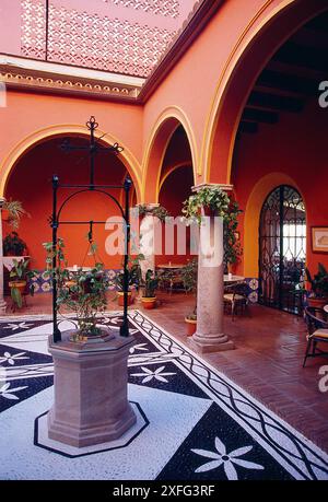 Cortile del Parador. Arcos de la Frontera, provincia di Cadice, Andalusia, Spagna. Foto Stock