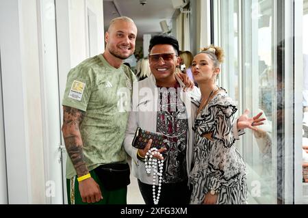Eric Sindermann, Matthias Mangiapane e Christin Okpara beim Mates Date Influencer Event auf der Berlin Fashion Week S/S 2025 im Atelier Rooftop. Berlino, 02.07.2024 *** Eric Sindermann, Matthias Mangiapane e Christin Okpara all'evento Mates Date Influencer alla Berlin Fashion Week S 2025 all'Atelier Rooftop Berlin, 02 07 2024 foto:XM.xWehnertx/xFuturexImagex MATS 4667 Foto Stock
