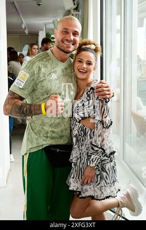 Eric Sindermann e Christin Okpara beim Mates Date Influencer Event auf der Berlin Fashion Week S/S 2025 im Atelier Rooftop. Berlino, 02.07.2024 *** Eric Sindermann e Christin Okpara all'evento Mates Date Influencer alla Berlin Fashion Week S 2025 all'Atelier Rooftop Berlin, 02 07 2024 foto:XM.xWehnertx/xFuturexImagex MATS 4666 Foto Stock