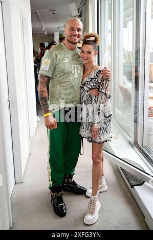 Eric Sindermann e Christin Okpara beim Mates Date Influencer Event auf der Berlin Fashion Week S/S 2025 im Atelier Rooftop. Berlino, 02.07.2024 *** Eric Sindermann e Christin Okpara all'evento Mates Date Influencer alla Berlin Fashion Week S 2025 all'Atelier Rooftop Berlin, 02 07 2024 foto:XM.xWehnertx/xFuturexImagex MATS 4663 Foto Stock