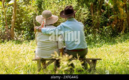 Stile di vita: Coppie anziane sposate sedute a godersi la vita nella natura Foto Stock