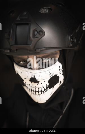 Un ritratto ravvicinato di una cosplay femminile a un evento Comic con vestito da personaggio della serie di giochi Call of Duty per computer in occasione di un evento Comic con Foto Stock