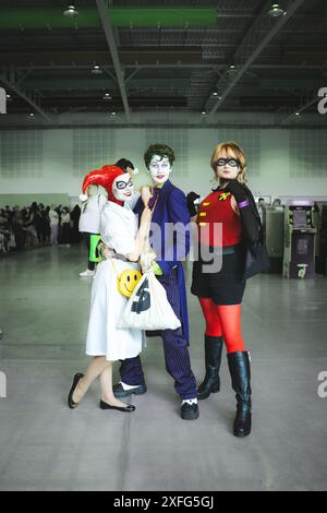 HARROGATE, REGNO UNITO - 22 GIUGNO 2024. Un gruppo di ragazze cosplay vestite da Harley Quinn, il Joker e Robin della serie di film Batman alla vigilia del Comic con Foto Stock