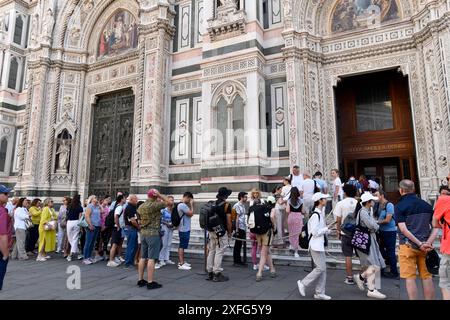 Turisti in fila per l'ingresso alla cattedrale di Santa Maria del Fiore a Firenze, Italia Foto Stock