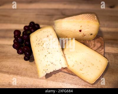 formaggi, tagliere di formaggi, uva, buffet, piatto, tavola di legno, gourmet, cibo, latticini, antipasto, snack, cucina, feste, catering, presentazione, delizioso Foto Stock