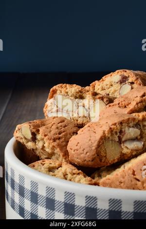 Cantuccini: Biscotti dolci secchi. Biscotti alle mandorle tipici della Toscana. Foto Stock