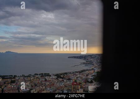 Tramonto giallo sulla baia e sul mare in Italia, vista dall'alto. Baia di Napoli in serata al tramonto, vista panoramica, passeggiate turistiche italiane Foto Stock