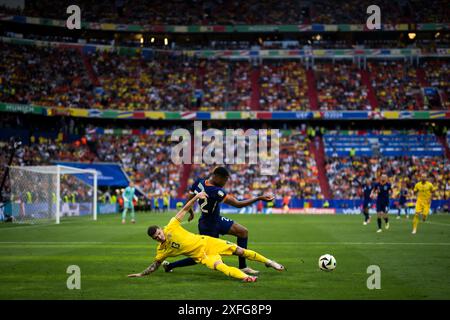 Monaco, Germania. 2 luglio 2024. Denzel Dumfries, Paesi Bassi, gareggia per il ballo con Valentin Mihaila della Romania durante il turno di UEFA EURO 2024 del 16 incontro di calcio tra Romania e Paesi Bassi. Crediti: Nicolò campo/Alamy Live News Foto Stock