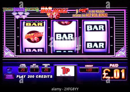 Slot video Hot Roll triple Diamond, una classica macchina da gioco con simboli in stile retrò su tre rulli rotanti, per i fan dei vecchi banditi armati. Foto Stock