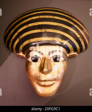 Una vista della maschera d'oro da Eygpt, ora in mostra al Wigan Museum of Life, Wigan, Lancashire, Regno Unito, Europa. Foto Stock