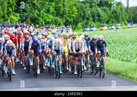 Saint Vulbas, Francia. 3 luglio 2024. Il peloton raffigurato in azione durante la quinta tappa della gara ciclistica Tour de France 2024, da Saint-Jean-de-Maurienne a Saint-Vulbas, Francia (177, 4 km), mercoledì 03 luglio 2024. La 111a edizione del Tour de France inizia sabato 29 giugno e si concluderà a Nizza, in Francia, il 21 luglio. BELGA PHOTO POOL LUCA BETTINI credito: Belga News Agency/Alamy Live News Foto Stock