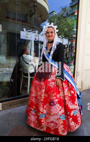 Alicante, Spagna- 21 giugno 2024: Donna vestita con il tipico costume di Alicante nel falò di Alicante Foto Stock