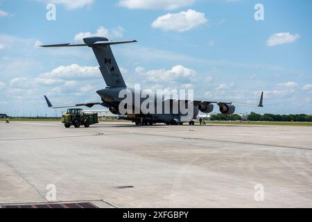 Un aereo CC-177 della Royal Air Force canadese “Globemaster III” consegna il carico agli Air National Guardsmen dalla 171st Air Refueling Wing durante exercis Foto Stock