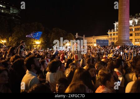 Tbilisi, Georgia. 3 luglio 2024. I tifosi del calcio georgiano guardano mentre la squadra nazionale si rivolge alla folla da un palco. La squadra di calcio georgiana ha visitato Tbilisi per celebrare un posto storico nella UEFA Champions League dopo aver vinto contro il Portogallo nella fase a gironi ma aver perso contro la Spagna nelle qualificazioni. Credito: SOPA Images Limited/Alamy Live News Foto Stock