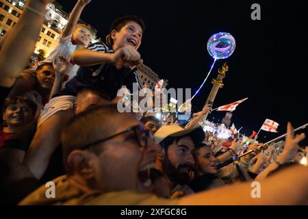 Tbilisi, Georgia. 3 luglio 2024. I tifosi fanno il tifo mentre la nazionale georgiana attraversa Liberty Square, dove migliaia di persone aspettano di festeggiare. La squadra di calcio georgiana ha visitato Tbilisi per celebrare un posto storico nella UEFA Champions League dopo aver vinto contro il Portogallo nella fase a gironi ma aver perso contro la Spagna nelle qualificazioni. Credito: SOPA Images Limited/Alamy Live News Foto Stock