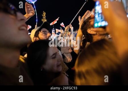 Tbilisi, Georgia. 3 luglio 2024. I tifosi fanno il tifo mentre la nazionale georgiana si avvicina a Piazza della libertà, dove migliaia di persone aspettano di festeggiare. La squadra di calcio georgiana ha visitato Tbilisi per celebrare un posto storico nella UEFA Champions League dopo aver vinto contro il Portogallo nella fase a gironi ma aver perso contro la Spagna nelle qualificazioni. Credito: SOPA Images Limited/Alamy Live News Foto Stock