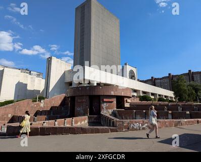 Non esclusivo: KIEV, UCRAINA - 28 GIUGNO 2024 - l'edificio principale della Biblioteca Nazionale Vernadsky dell'Ucraina si trova nel quartiere Demiivka, Kiev, Foto Stock