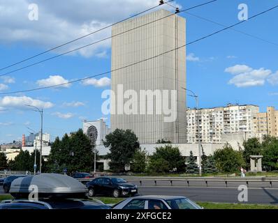 Non esclusivo: KIEV, UCRAINA - 28 GIUGNO 2024 - l'edificio principale della Biblioteca Nazionale Vernadsky dell'Ucraina si trova nel quartiere Demiivka, Kiev, Foto Stock