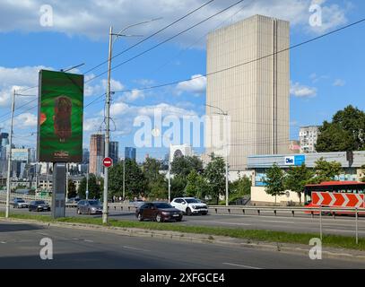 Non esclusivo: KIEV, UCRAINA - 28 GIUGNO 2024 - l'edificio principale della Biblioteca Nazionale Vernadsky dell'Ucraina si trova nel quartiere Demiivka, Kiev, Foto Stock