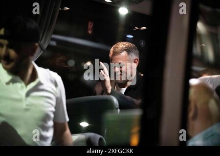 Tbilisi, Georgia. 3 luglio 2024. L'allenatore della squadra di calcio georgiana Willy Sagnol salta ai tifosi dall'interno di un autobus prima di partire da Liberty Square. La squadra di calcio georgiana ha visitato Tbilisi per celebrare un posto storico nella UEFA Champions League dopo aver vinto contro il Portogallo nella fase a gironi ma aver perso contro la Spagna nelle qualificazioni. (Foto di Jay Kogler/SOPA Images/Sipa USA) credito: SIPA USA/Alamy Live News Foto Stock