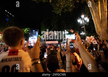 Tbilisi, Georgia. 3 luglio 2024. I tifosi fanno il tifo e scattano foto della squadra nazionale di calcio georgiana mentre si avvicinano a Piazza della libertà in un autobus scoperto. La squadra di calcio georgiana ha visitato Tbilisi per celebrare un posto storico nella UEFA Champions League dopo aver vinto contro il Portogallo nella fase a gironi ma aver perso contro la Spagna nelle qualificazioni. (Foto di Jay Kogler/SOPA Images/Sipa USA) credito: SIPA USA/Alamy Live News Foto Stock