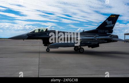 Un F-16 Viper assegnato all'8th Fighter Squadrons attende su una pista presso Holloman Air Force base, New Mexico, il 28 giugno 2024. La nuova bandiera dello squadrone Foto Stock