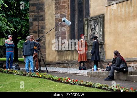 Attori in abito d'epoca che girano a Greyfriars Kirkyard, Edimburgo, Scozia, Regno Unito. Foto Stock