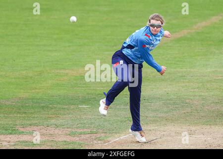 Bristol, Regno Unito. 3 luglio 2024. Charlie Dean dell'Inghilterra in azione bowling durante la terza partita MetroBank Women's ODI tra England Women e New Zealand Women al Seat Unique Stadium di Bristol, Regno Unito, il 3 luglio 2024. Foto di Stuart Leggett. Solo per uso editoriale, licenza richiesta per uso commerciale. Non utilizzare in scommesse, giochi o pubblicazioni di singoli club/campionato/giocatori. Crediti: UK Sports Pics Ltd/Alamy Live News Foto Stock