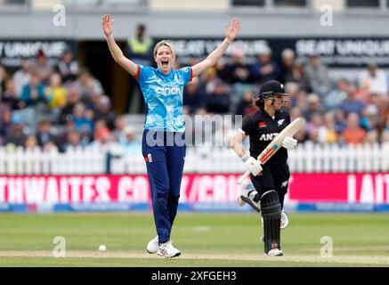 Lauren Bell, in Inghilterra, celebra il wicket della nuova Zelanda Amelia Kerr (a destra) durante il terzo Women's One-Day International al Seat Unique Stadium di Bristol. Data foto: Mercoledì 3 luglio 2024. Foto Stock