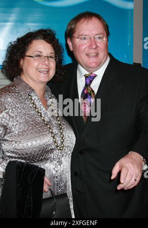 John Lasseter, animatore e direttore creativo della Pixar e dei Walt Disney Animation Studios e moglie Nancy Lasseter alla serata di apertura della produzione di Broadway di "la Sirenetta" al Lunt-Fontanne Theater di New York il 10 gennaio 2008. Foto di Henry McGee/MediaPunch Foto Stock