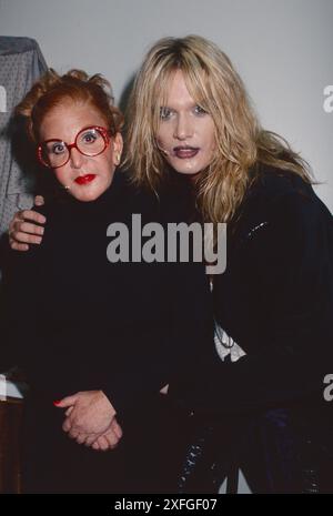 Sally Jessy Raphael fa il suo debutto a Broadway come The Narrator in 'The Rocky Horror Show', in posa con Sebastian Bach nel ruolo di Riff Raff al Circle in the Square Theatre di New York l'11 dicembre 2001. Foto di Henry McGee/MediaPunch Foto Stock