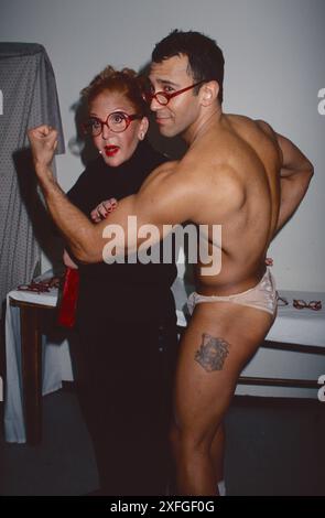 Sally Jessy Raphael fa il suo debutto a Broadway come The Narrator in 'The Rocky Horror Show', in posa con Sebastian LaCause come Rocky al Circle in the Square Theatre di New York l'11 dicembre 2001. Foto di Henry McGee/MediaPunch Foto Stock