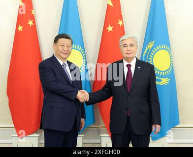 Astana, Kazakistan. 3 luglio 2024. Il presidente cinese Xi Jinping stringe la mano al presidente kazako Kassym-Jomart Tokayev ad Astana, Kazakistan, 3 luglio 2024. XI ha tenuto colloqui con Tokayev al palazzo presidenziale di Astana mercoledì. Crediti: Pang Xinglei/Xinhua/Alamy Live News Foto Stock