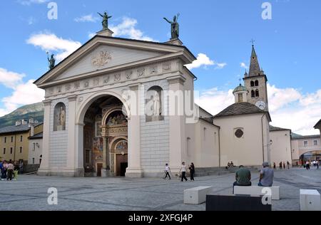 Aosta, Valle d'Aosta, Italia-07/03/2024- la Cattedrale di Santa Maria Assunta e San Giovanni Battista Foto Stock