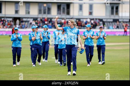 L'inglese Lauren Bell guida la sua squadra dopo aver preso cinque wickets durante il terzo Women's One-Day International al Seat Unique Stadium di Bristol. Data foto: Mercoledì 3 luglio 2024. Foto Stock