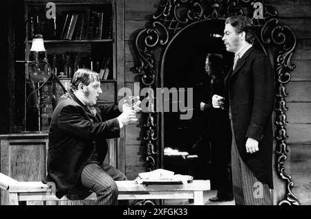 l-r: Simon Russell Beale (Mr Hyde), Roger Allam (Dr Henry Jekyll) nel CASO STRANO del Dr JEKYLL E MR HYDE di Robert Louis Stevenson alla Royal Shakespeare Company (RSC), Barbican Theatre, Barbican Centre, Londra EC2 27/11/1991 in una nuova versione di David Edgar Set design: Carl Toms costumi: Johan Engels illuminazione: David Hersey regista: Peter Wood Foto Stock