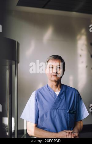 Ritratto di medico senior senior fiducioso in ospedale Foto Stock