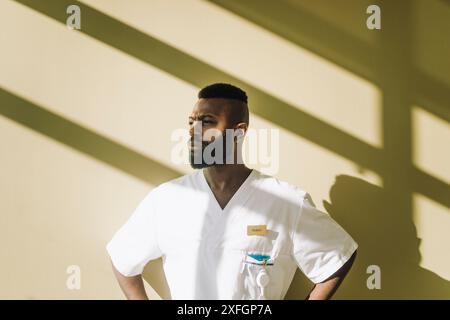 Professionale professionale professionale professionale professionale professionale professionale professionale professionale professionale professionale professionale di guardare lontano mentre si sta in piedi vicino al muro Foto Stock