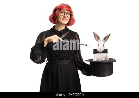 Maga con cappello e coniglio con bacchetta isolata su sfondo bianco Foto Stock