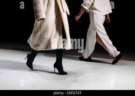 Figure corte di modelle donne che indossano abiti bianchi. Stoffa elegante Foto Stock