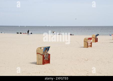 Tipici posti a sedere sulla spiaggia di geman strandkorb a nord, sui posti beige e sulla costa marittima sullo sfondo, colori pastello Foto Stock