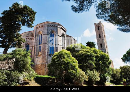 Abside gotico esterno e torre della chiesa di Sant'Agostino nel borgo medievale massa Marittima, paese della Toscana meridionale di origini etrusche Foto Stock