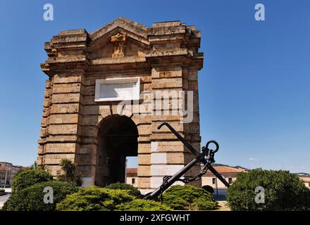 La porta porta Pia ad Ancona , l'arco fatto di blocchi di pietra , l'ancora posta accanto all'arco è dedicata alle persone perdute in mare Foto Stock