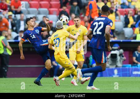 Monaco, Germania. 2 luglio 2024. Monaco di Baviera, Germania, 2 luglio 2024: Tijjani Reijnders (14 Paesi Bassi), Ianis Hagi (10 Romania) e Razvan Marin (18 Romania) durante il round di UEFA EURO 2024 dell'ultima partita di calcio tra Romania e Paesi Bassi all'Arena di Monaco, Germania. (Sven Beyrich/SPP) credito: SPP Sport Press Photo. /Alamy Live News Foto Stock