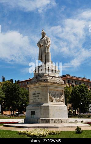 Al centro della piazza Cavour di Ancona si trova la statua marmorea di Camillo Benso Conte di Cavour , una delle quattro piazze principali della vecchia Foto Stock