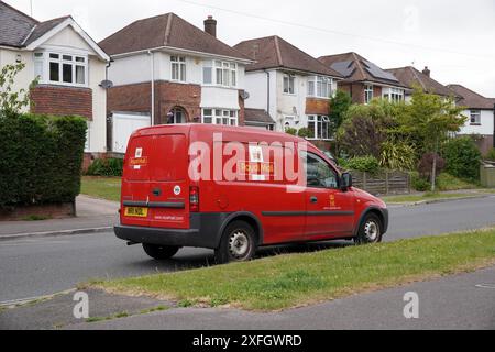 Southampton Regno Unito 2 luglio 2024 - Un furgone per consegne postali Red Royal mail parcheggiato in una strada residenziale. Servizio di ritiro e consegna della posta nel Regno Unito Foto Stock