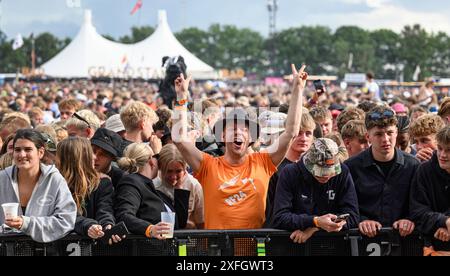 Roskilde, Danimarca. 3 luglio 2024. Pubblico per il rapper danese Lamin che apre il Roskilde Festival 2024 sul palco Orange mercoledì 3 luglio 2024. (Foto: Torben Christensen/Scanpix 2024) credito: Ritzau/Alamy Live News Foto Stock