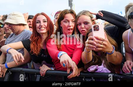 Roskilde, Danimarca. 3 luglio 2024. Pubblico per il rapper danese Lamin che apre il Roskilde Festival 2024 sul palco Orange mercoledì 3 luglio 2024. (Foto: Torben Christensen/Scanpix 2024) credito: Ritzau/Alamy Live News Foto Stock